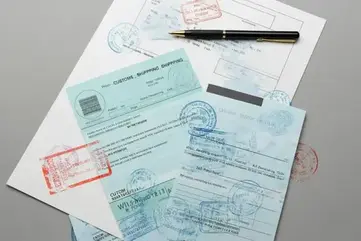 Documentação aduaneira e manifesto de carga sobre secretária