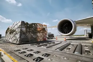 Avião de carga em preparação para voo