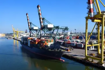 Navio porta-contentores atracado em porto marítimo
