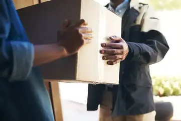 Entrega de encomenda na porta do destinatário